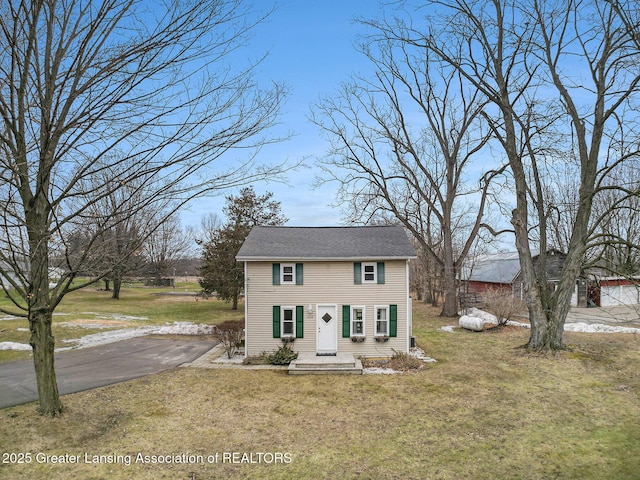 view of front of property featuring driveway and a front lawn