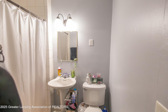 full bath featuring a shower with shower curtain and toilet