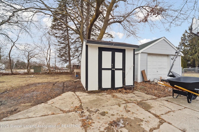 view of outdoor structure with an outbuilding