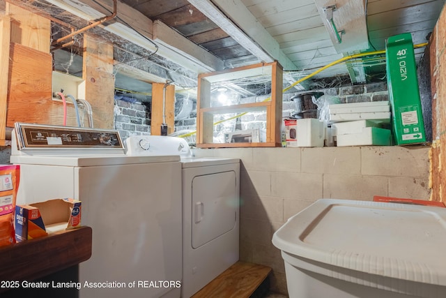 washroom with laundry area and washer and clothes dryer