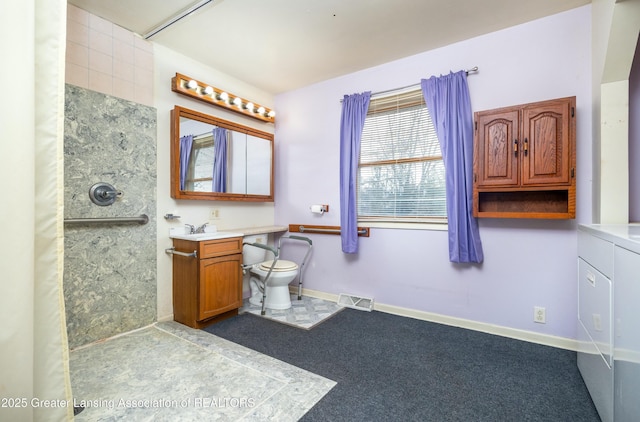 bathroom with visible vents, toilet, a shower with shower curtain, baseboards, and vanity