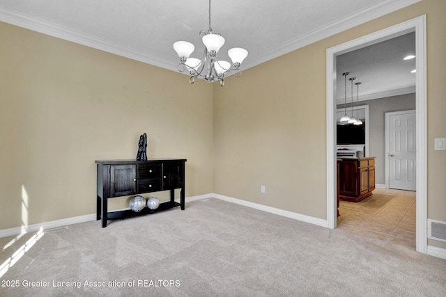 empty room featuring light carpet, a notable chandelier, crown molding, and baseboards