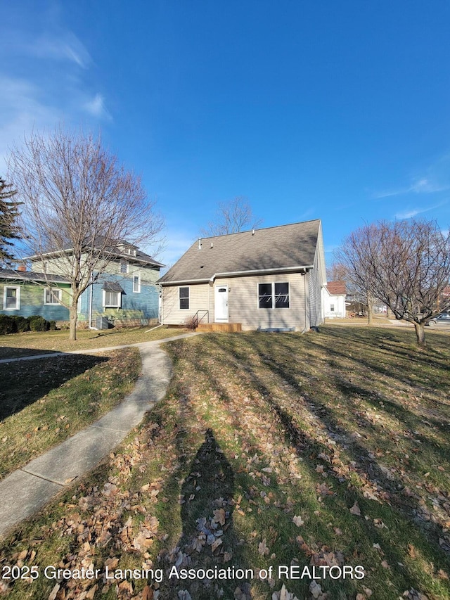 view of front of house featuring brick siding and a front yard