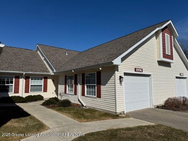 view of front of property featuring driveway