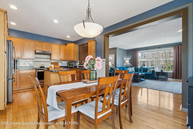 dining area with recessed lighting, light wood-type flooring, and baseboards