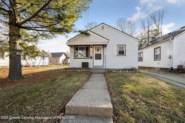 bungalow featuring a front lawn