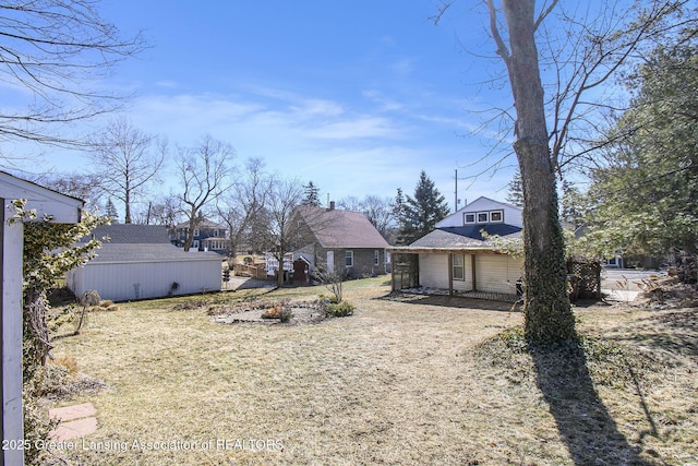 view of yard with an outbuilding