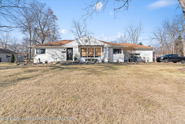 view of front of property featuring a front lawn