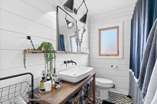 bathroom featuring visible vents, plenty of natural light, toilet, and crown molding