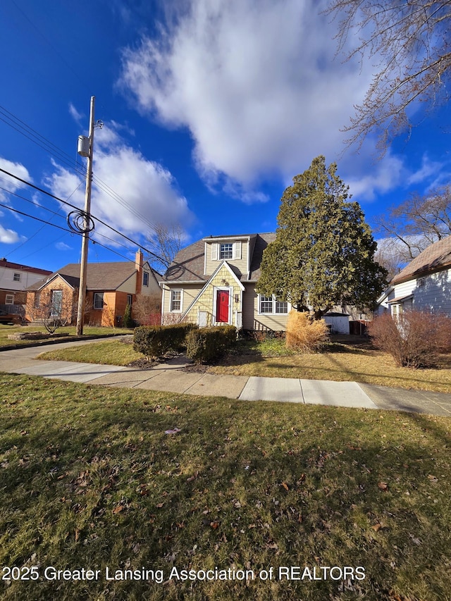 traditional home featuring a front lawn