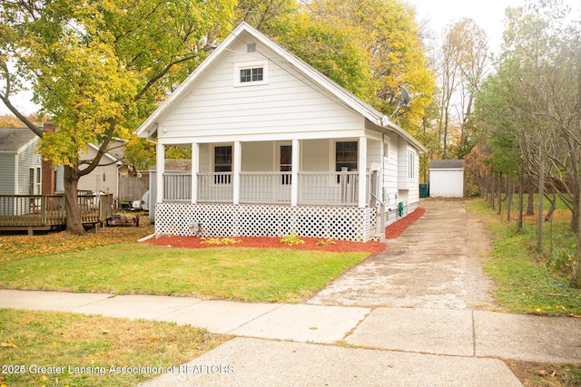 view of front of property featuring a porch and a front lawn