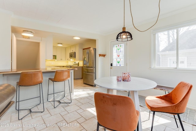 dining area with visible vents and ornamental molding