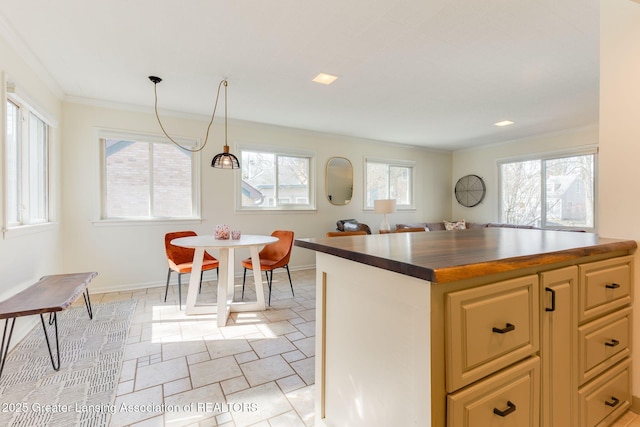 kitchen featuring decorative light fixtures, baseboards, and ornamental molding