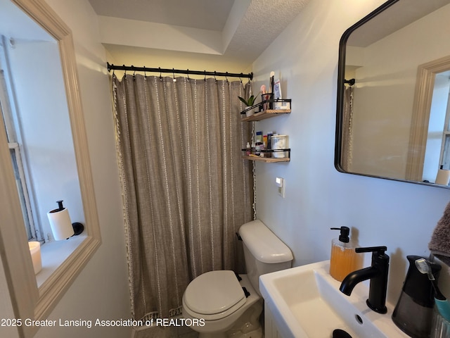 full bathroom featuring toilet, a shower with shower curtain, and a sink