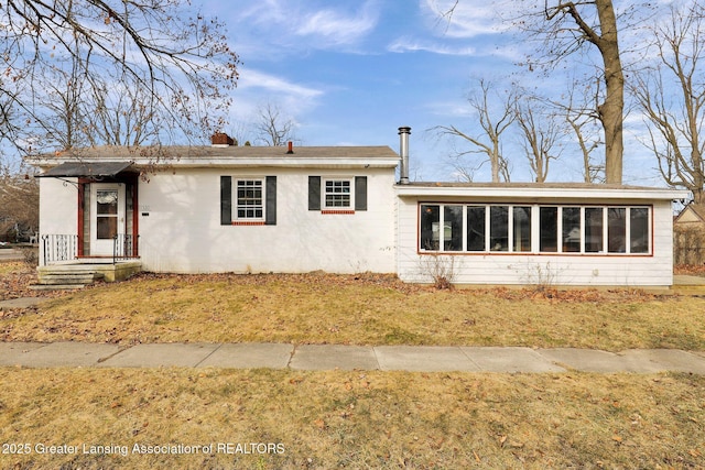 view of front of home featuring a front lawn