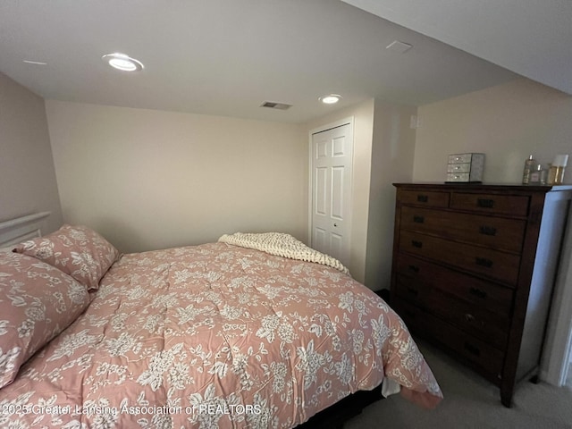 bedroom featuring a closet, visible vents, recessed lighting, and carpet floors