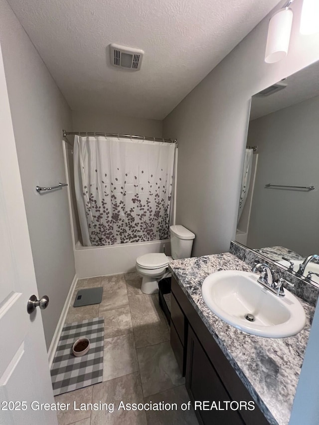 full bathroom featuring visible vents, shower / bath combo with shower curtain, toilet, vanity, and a textured ceiling