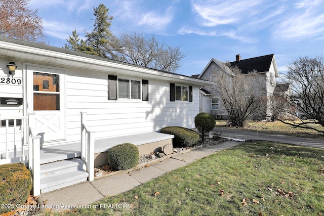 view of front of home with a front lawn