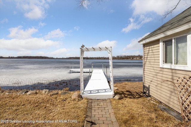 view of yard featuring a water view