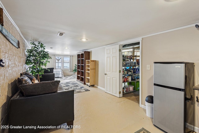 living area with visible vents, crown molding, concrete flooring, and baseboards