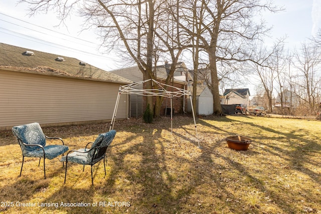 view of yard featuring a fire pit