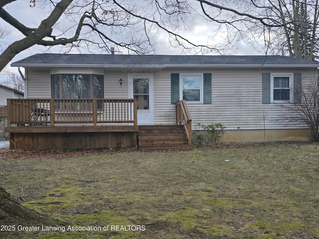 view of front of house featuring a wooden deck and a front yard