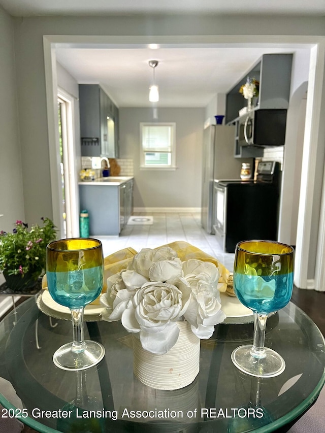 909 Britten Ave, Lansing, MI 48910 - living area with baseboards