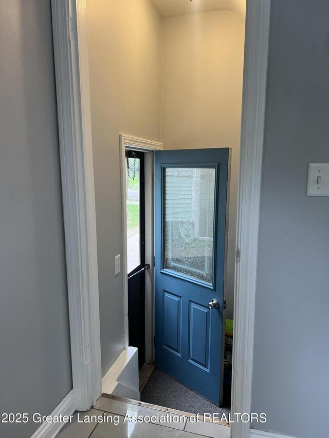909 Britten Ave, Lansing, MI 48910 - entrance foyer with baseboards