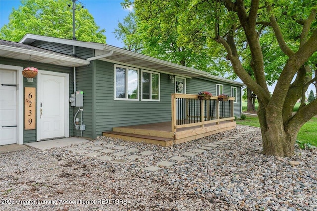 6239 S Clinton Trl, Eaton Rapids, MI 48827 - view of front facade featuring a wooden deck