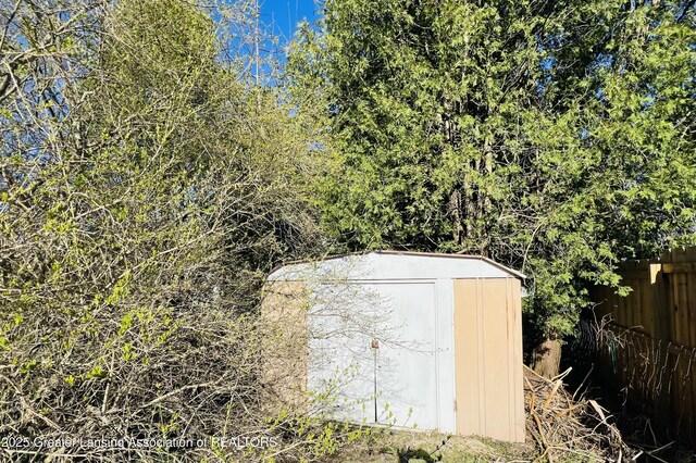 712 E Cavanaugh Rd, Lansing, MI 48910 - view of shed featuring fence