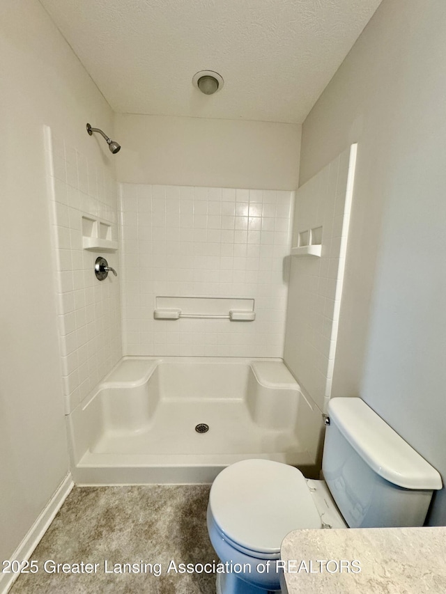 2632 Carnoustie Dr, Okemos, MI 48864 - bathroom featuring a shower, a textured ceiling, and toilet