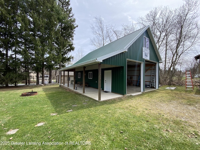 view of outdoor structure with an outbuilding