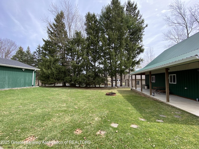 view of yard featuring a patio area