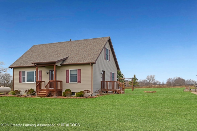 view of front of home featuring roof with shingles and a front yard
