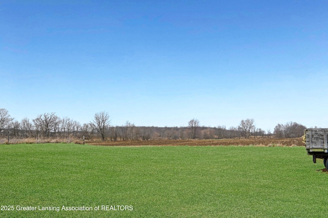 view of yard featuring a rural view