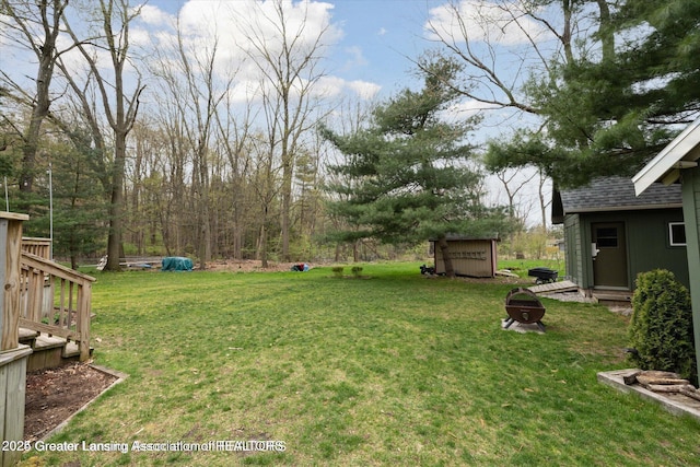view of yard with a shed and an outdoor structure