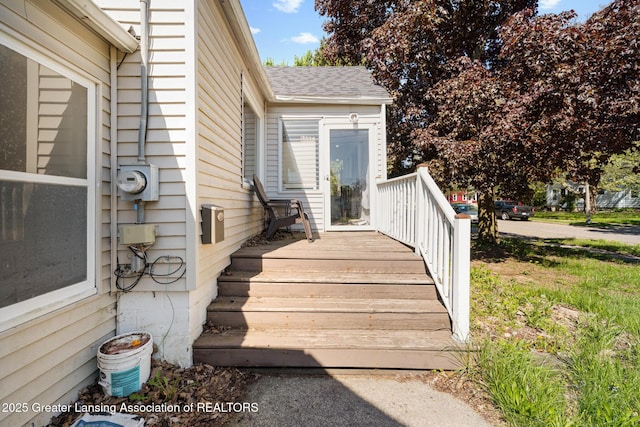 610 Spokane Ave, Lansing, MI 48910 - property entrance featuring a shingled roof