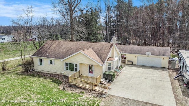 view of front of home featuring concrete driveway, roof with shingles, a garage, and a front lawn
