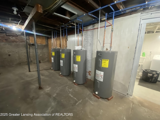 unfinished basement featuring water heater and independent washer and dryer