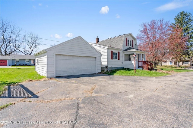view of front of property featuring a front yard