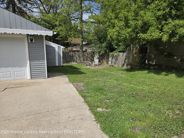 2032 Hillcrest St, Lansing, MI 48910 - view of yard featuring an outdoor structure