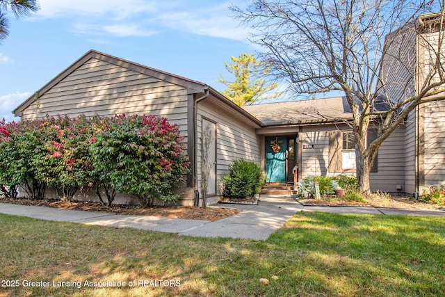 view of front of property with a front yard