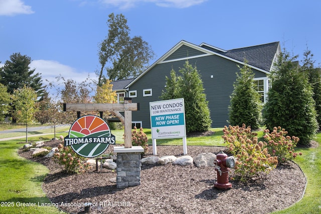 community sign featuring a yard