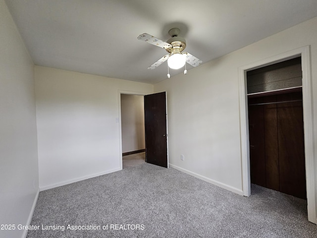 unfurnished bedroom with baseboards, a ceiling fan, carpet floors, and a closet