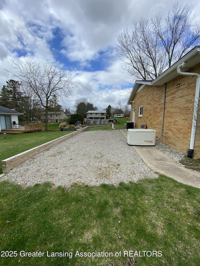 view of yard featuring driveway