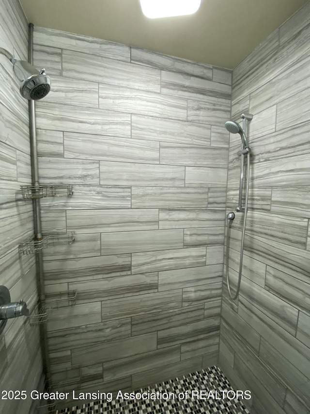 bathroom featuring tiled shower