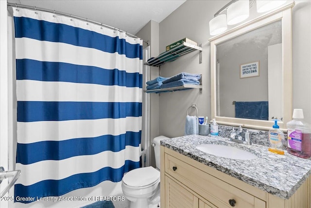 full bath featuring vanity, a shower with shower curtain, and toilet