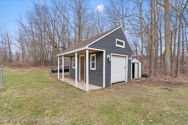 view of outdoor structure featuring an outbuilding
