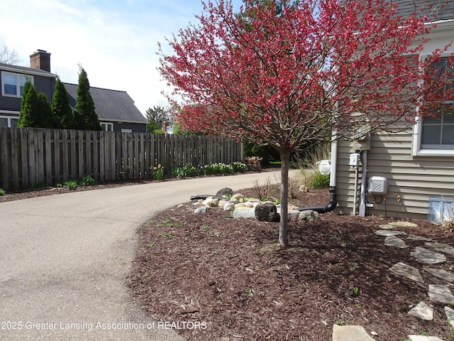 view of yard featuring fence