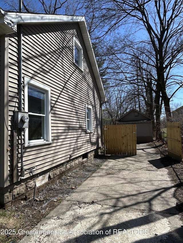 1909 W Holmes Rd, Lansing, MI 48910 - view of home's exterior with fence